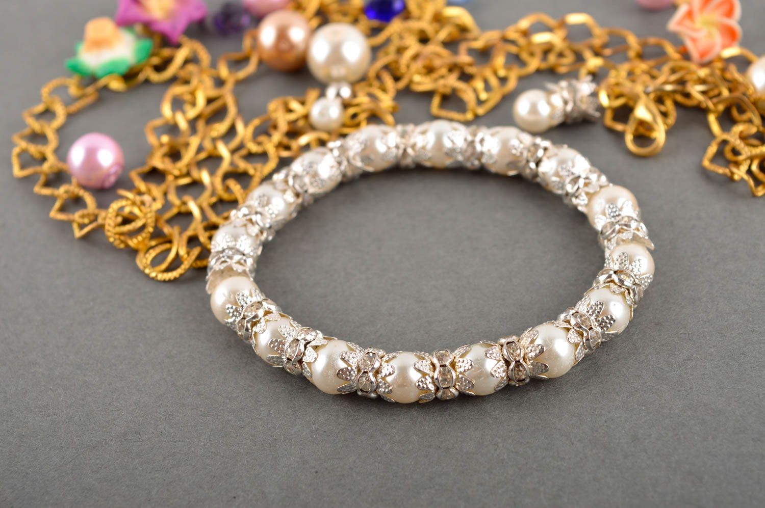 Bracelet fantaisie Bijou fait main en fausses perles et strass Cadeau femme photo 1