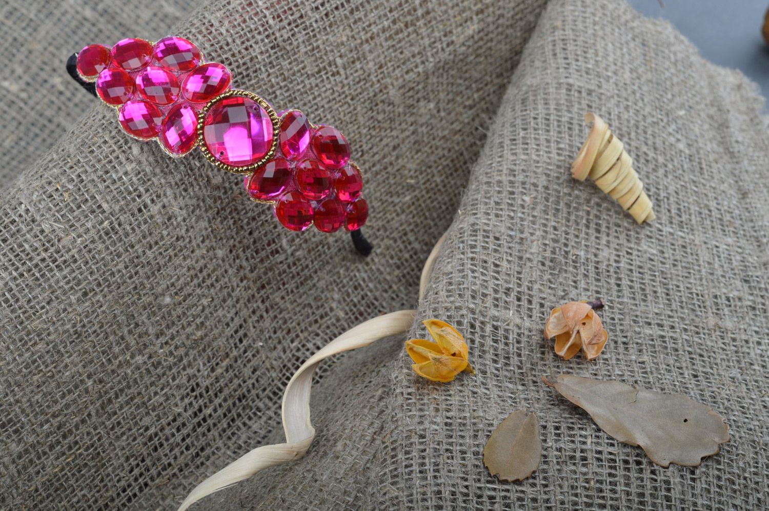 Diadema hecha a mano para el pelo con piedras y cuentas de color frambuesa foto 5