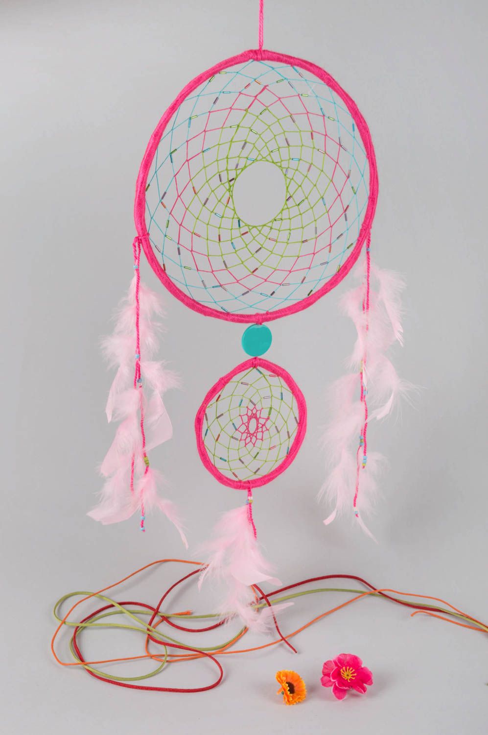 Большой розовый ловец снов ручной работы из ниток дерева и перьев двойной фото 1