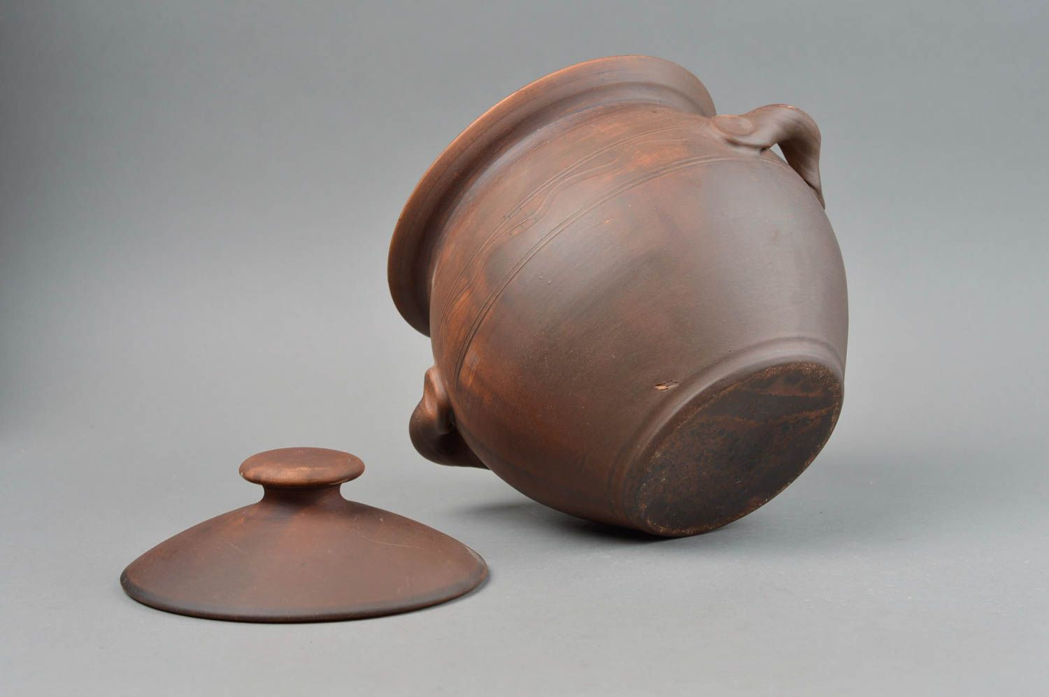 Pot en céramique avec couvercle et deux anses 3 L fait main marron pour cuisine photo 4