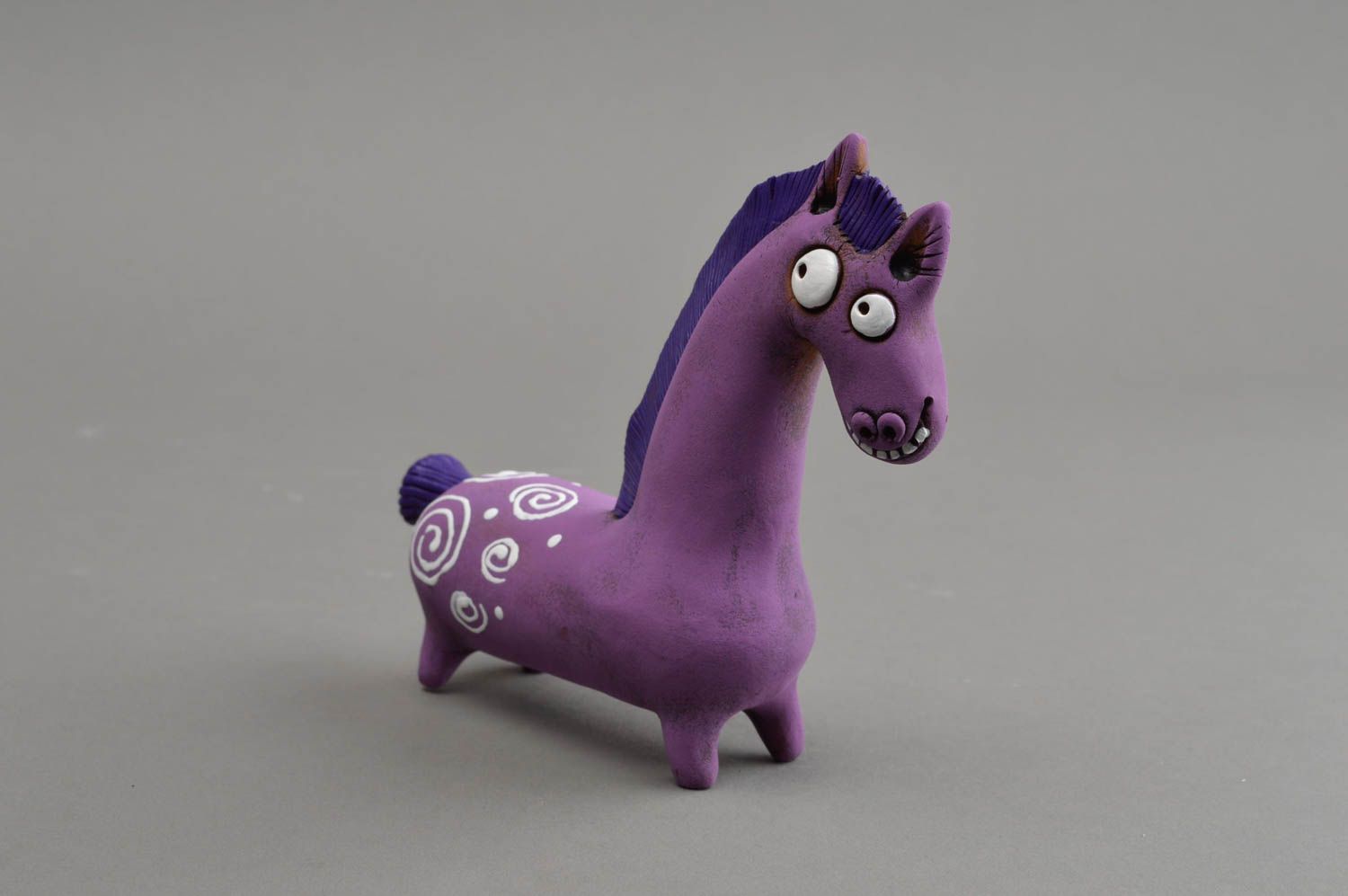 Originelle keramische Figur Pferd mit Bemalung lila künstlerische Handarbeit foto 3