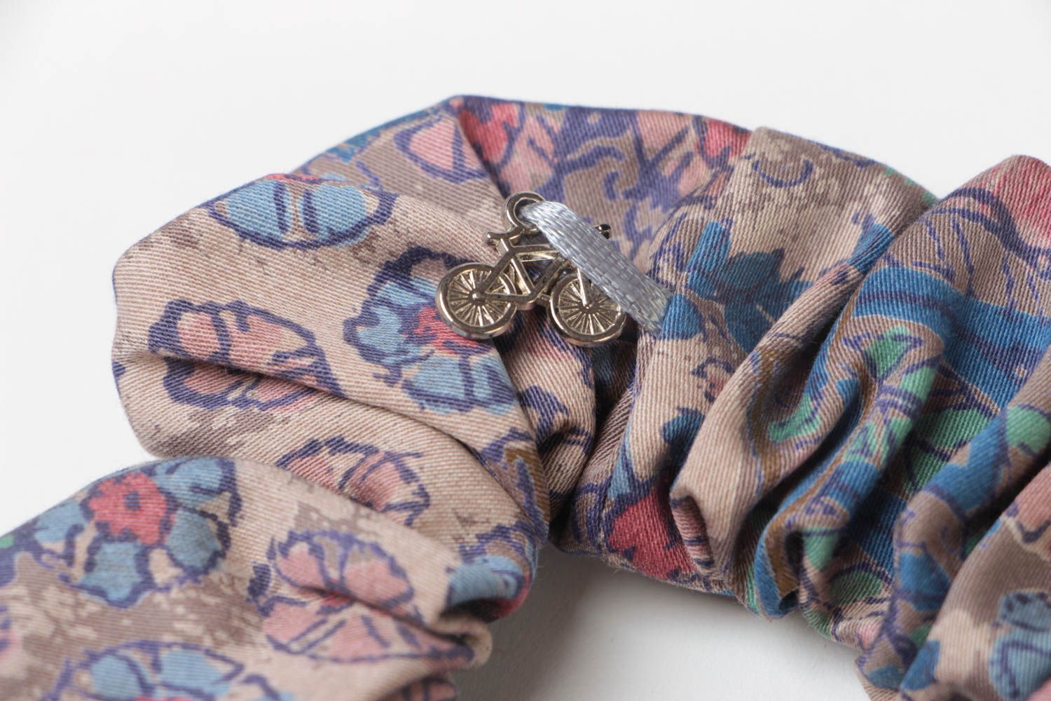 Handgemachtes schönes originelles  buntes Haargummi aus Stoff mit Blumenprint foto 4