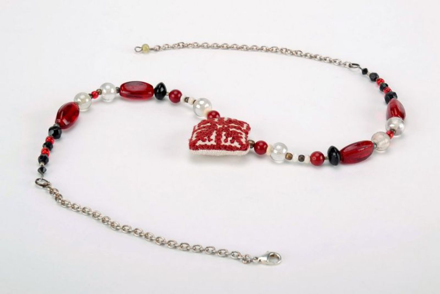 Red and white necklace in ethnic style  photo 2