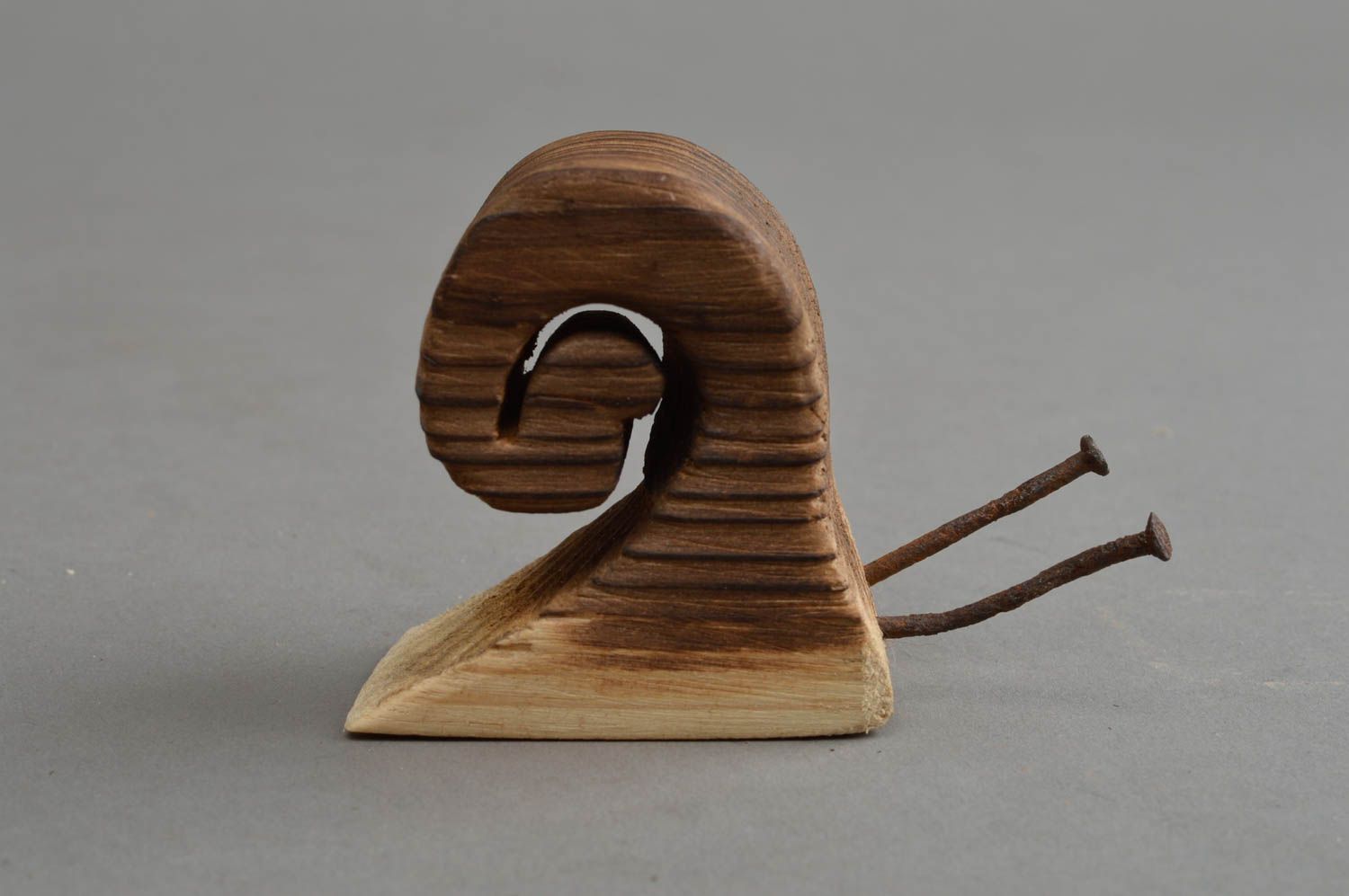 Figurine escargot en bois de pin naturel faite main décorative de petite taille photo 2