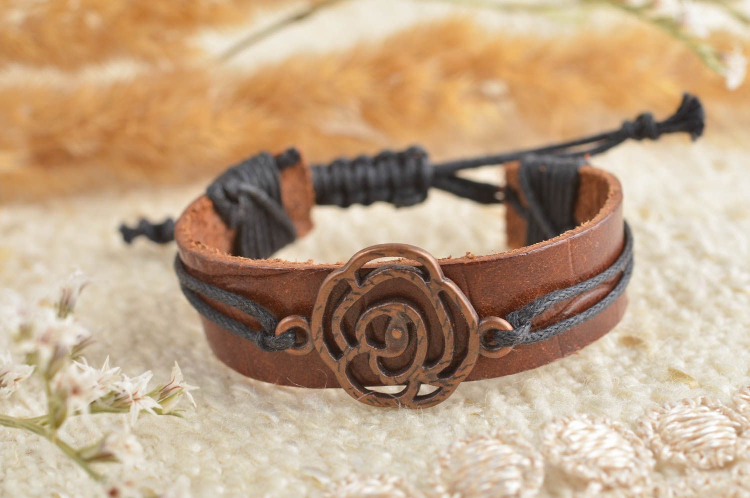 Pulsera de piel marrón hecha a mano con flor pulsera de moda regalo para mujer  foto 1