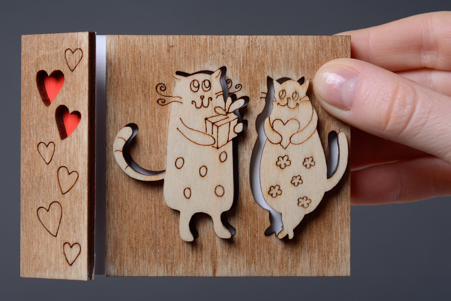 Belle carte de voeux en contreplaqué originale faite main avec chats amoureux photo 4