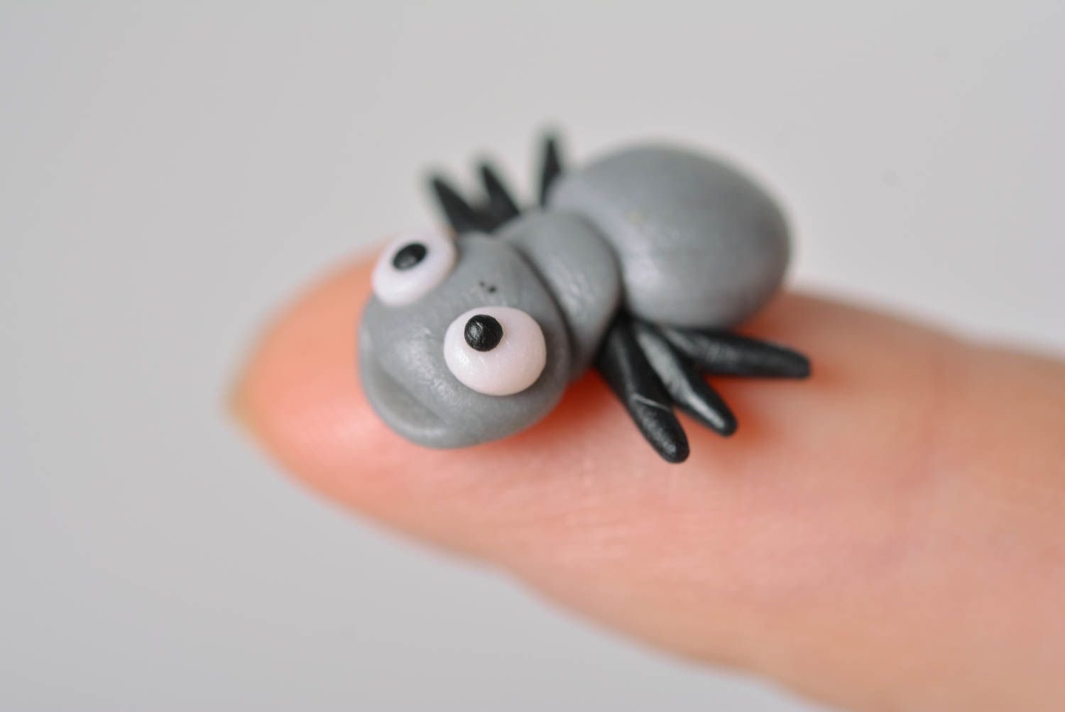 Handmade Dekoration Figur Spielzeug Spinne grau Haus Deko aus Polymerton foto 3