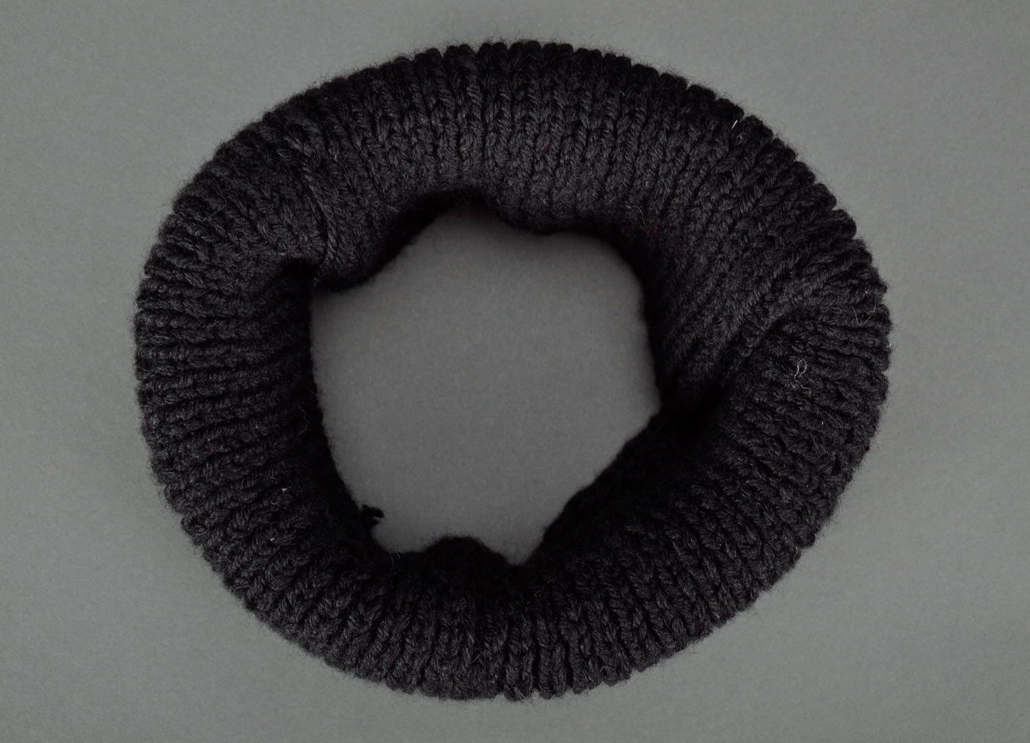 Snood tricoté en laine noire original photo 3
