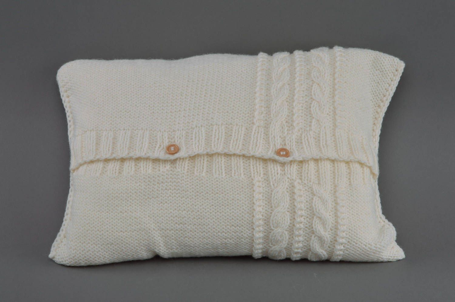 Белая прямоугольная подушка для дивана из шерсти и акрила ручной работы вязаная фото 1