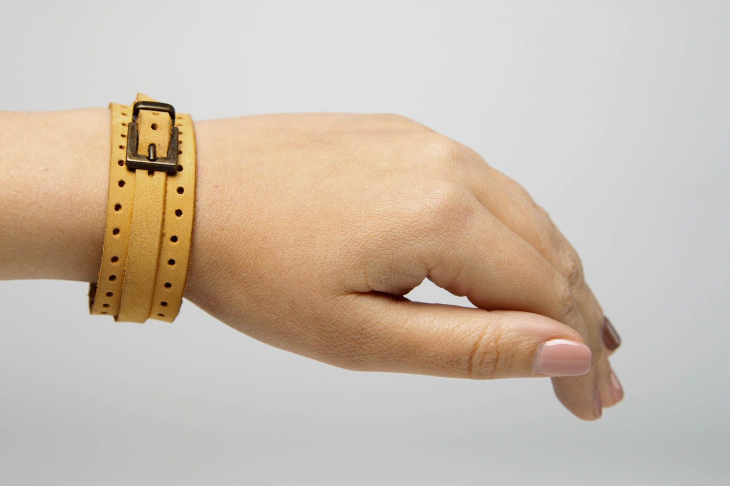 Handmade breites Armband aus Leder Designer Schmuck Accessoire für Frauen hell foto 2