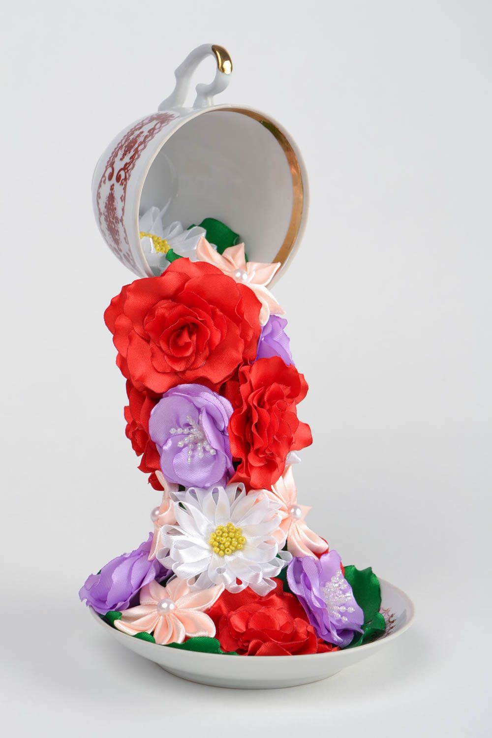 Летающая чашка с цветами из атласных лент проливашка ручной работы авторская фото 1