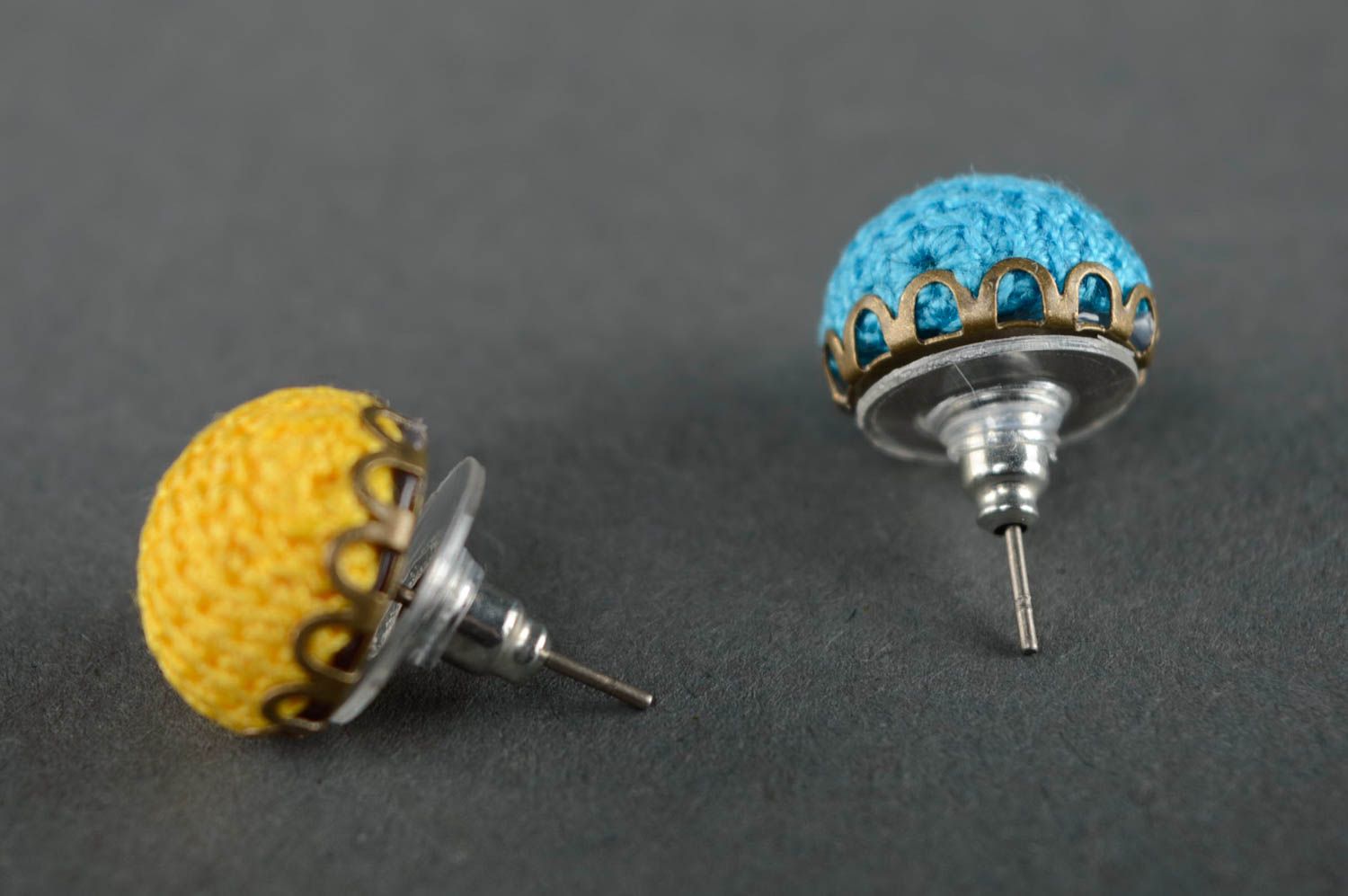 Boucles d'oreilles puces tricotées au crochet faites main boules bleu jaune  photo 2