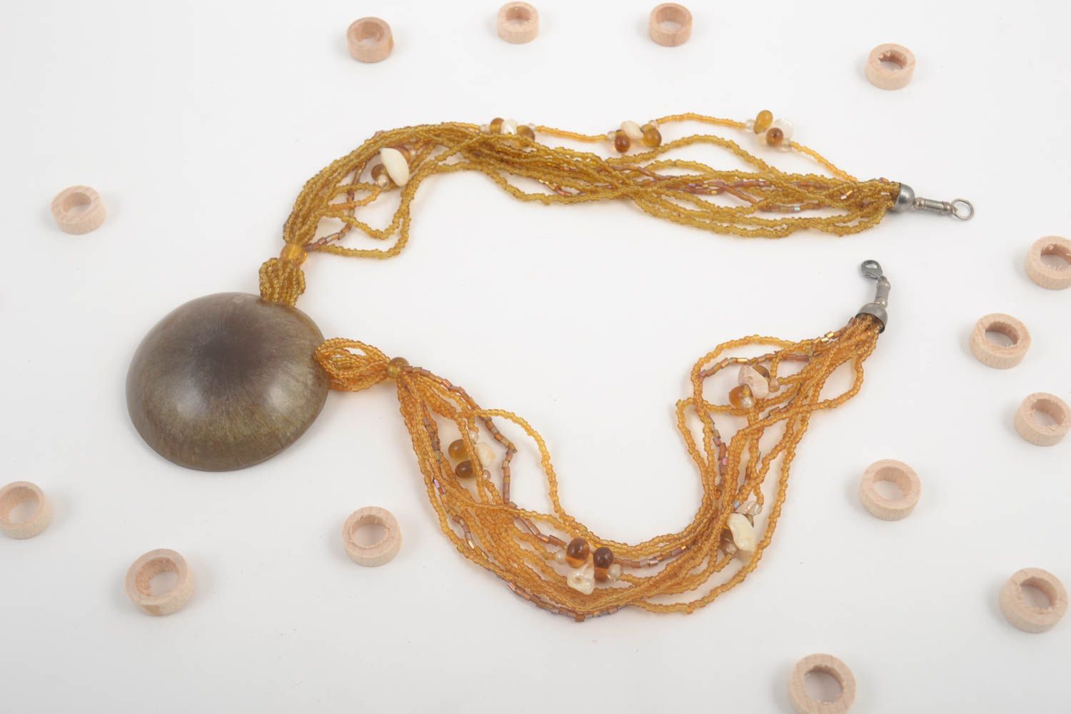 Collier pendentif Bijou fait main os de yack perles de rocaille Accessoire femme photo 1
