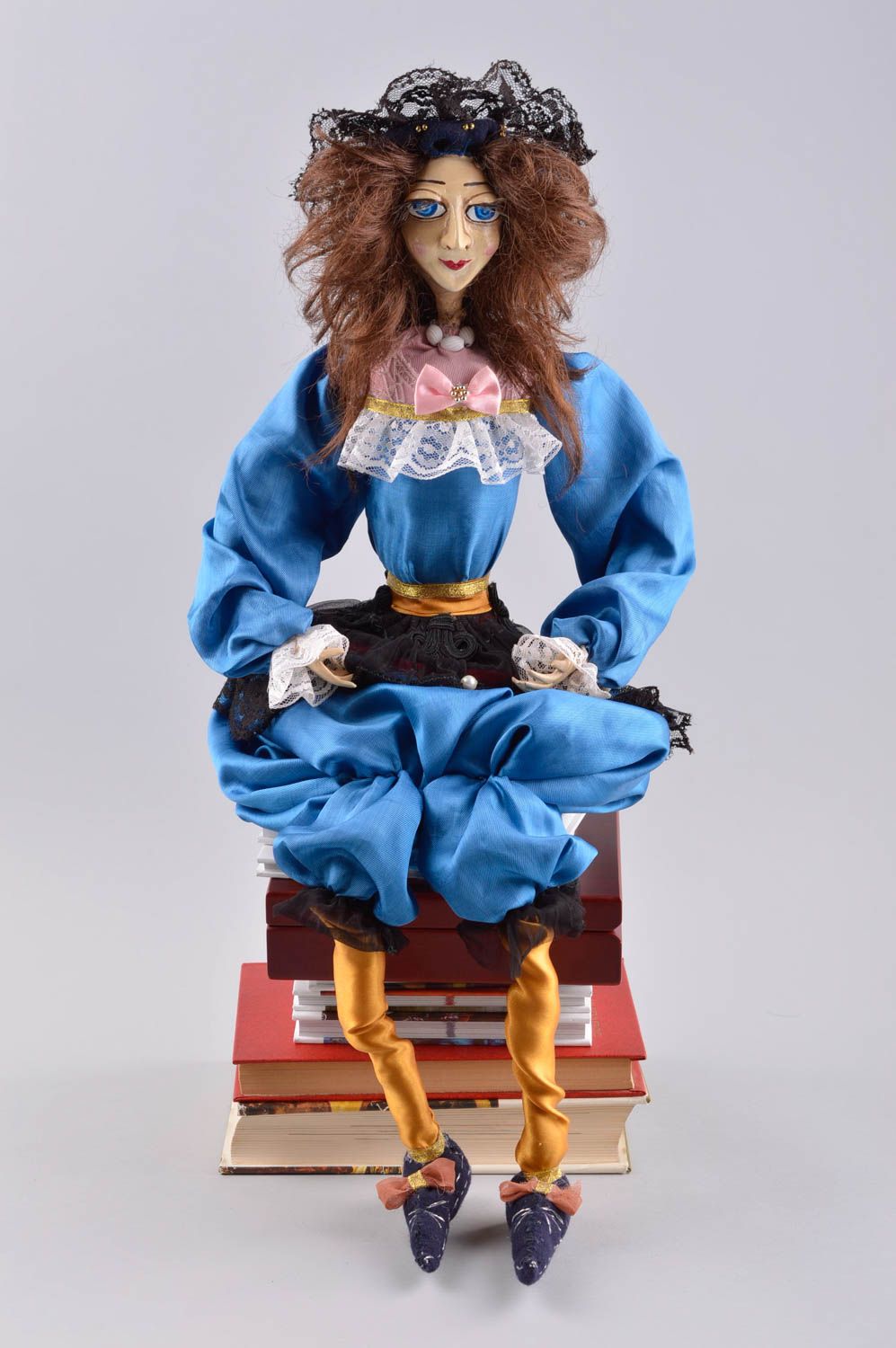 Muñeco de autor hecho a mano juguete decorativo souvenir original con ropa azul foto 1