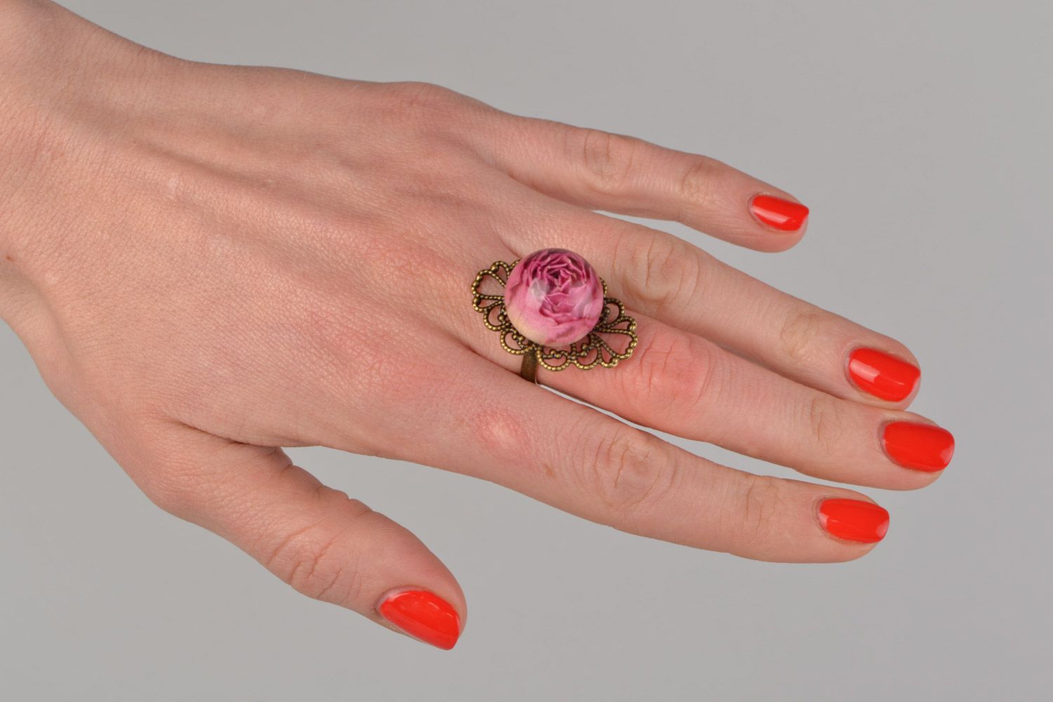 Кольцо с розой в эпоксидной смоле ручной работы винтажное женское красивое фото 2