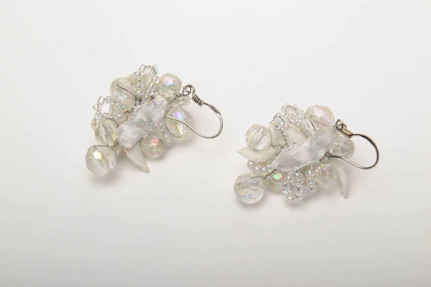 Boucles d'oreilles artisanales de pâte polymère et perles de rocaille Roses blanches photo 4