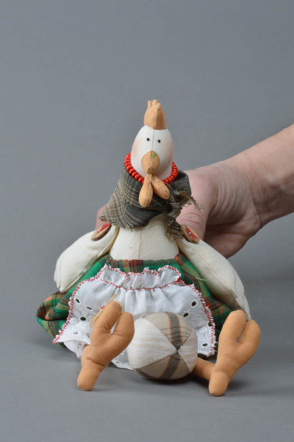 Künstlerisches handmade Kuscheltier aus Stoff Osterhuhn Baumwolle foto 4