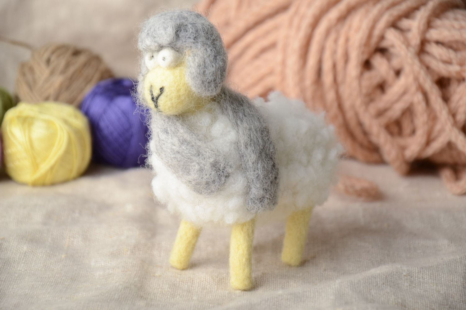 Peluche mouton avec écharpe en laine feutrée faite main photo 1