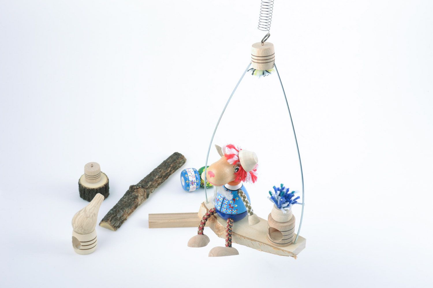 Оригинальная деревянная игрушка Козлик на лавочке ручной работы расписная фото 1