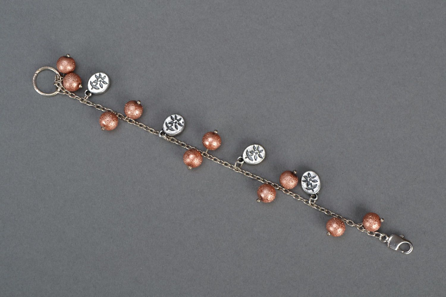 Bracelet avec breloques en formes de perles fantaisie fait main photo 3