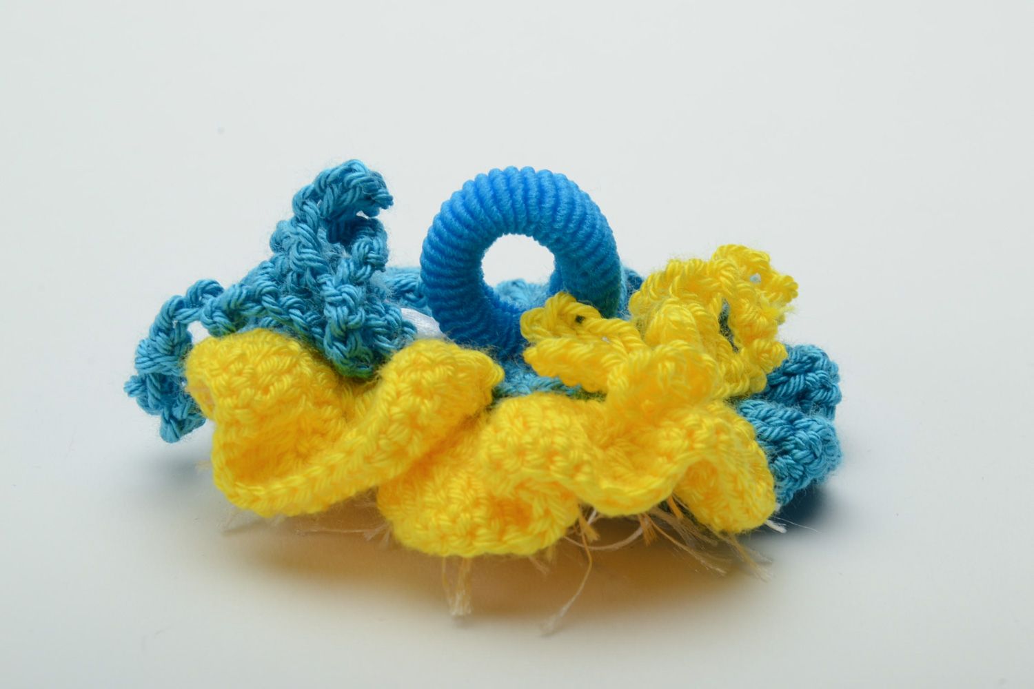 Stilvoller blau gelber Haargummi aus Baumwolle für Frauen Frisur mit Blume foto 4