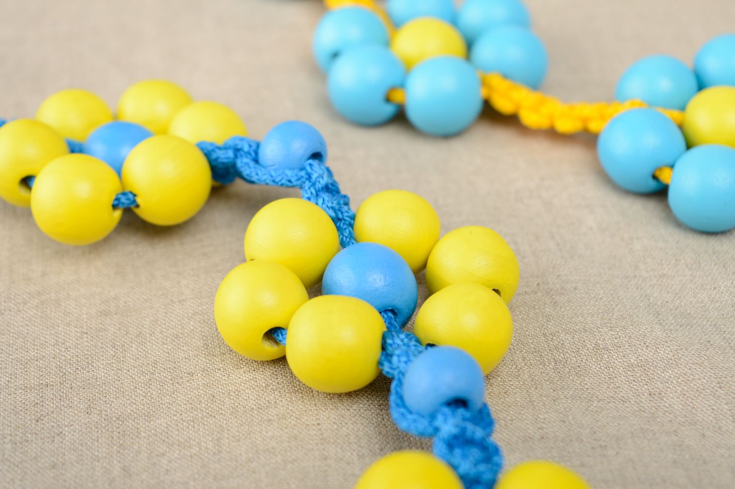 Collier-bandeau fait main jaune et bleu en macramé avec perles en bois photo 5