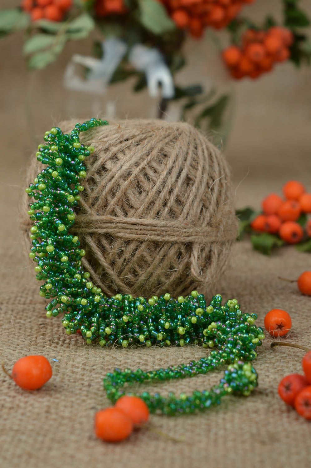 Украшение ручной работы зеленое колье из бисера ожерелье из бисера Ежик фото 1