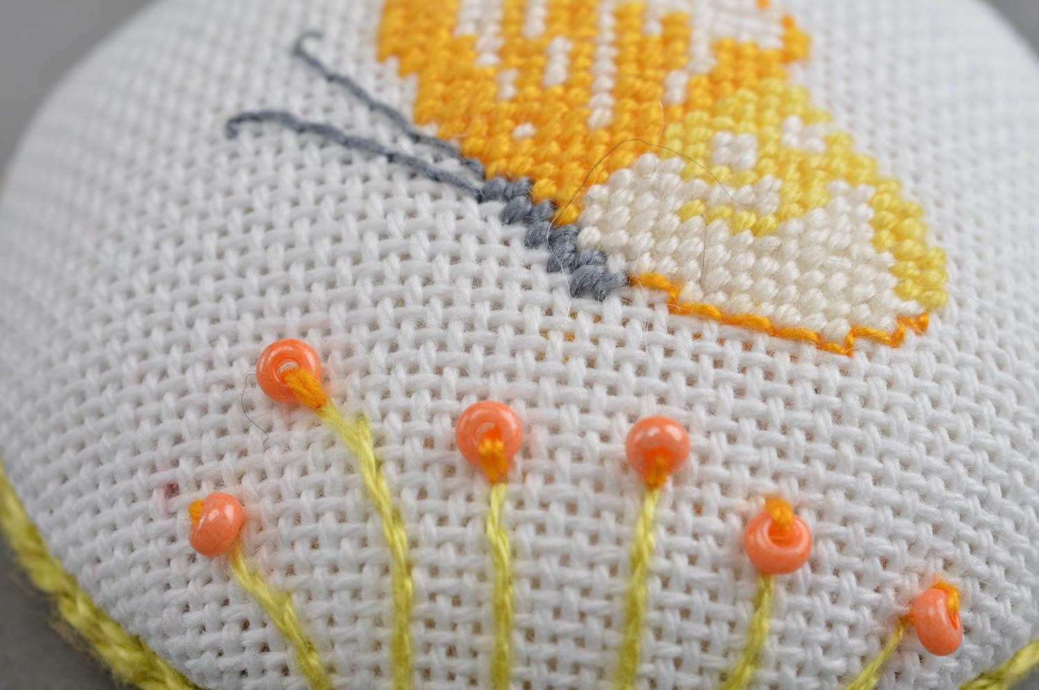 Мягкая текстильная круглая брошь ручной работы с вышивкой оригинальная Бабочка фото 5