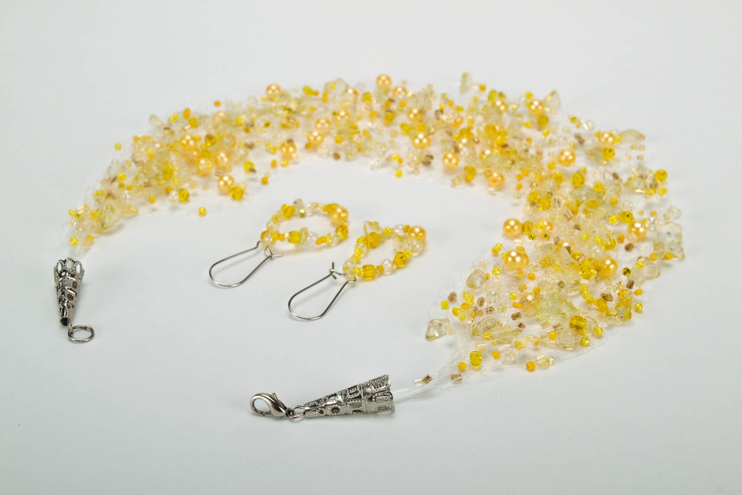 Schönes Schmucksachen-Set: Halskette und Ohrringe aus Glasperlen foto 2