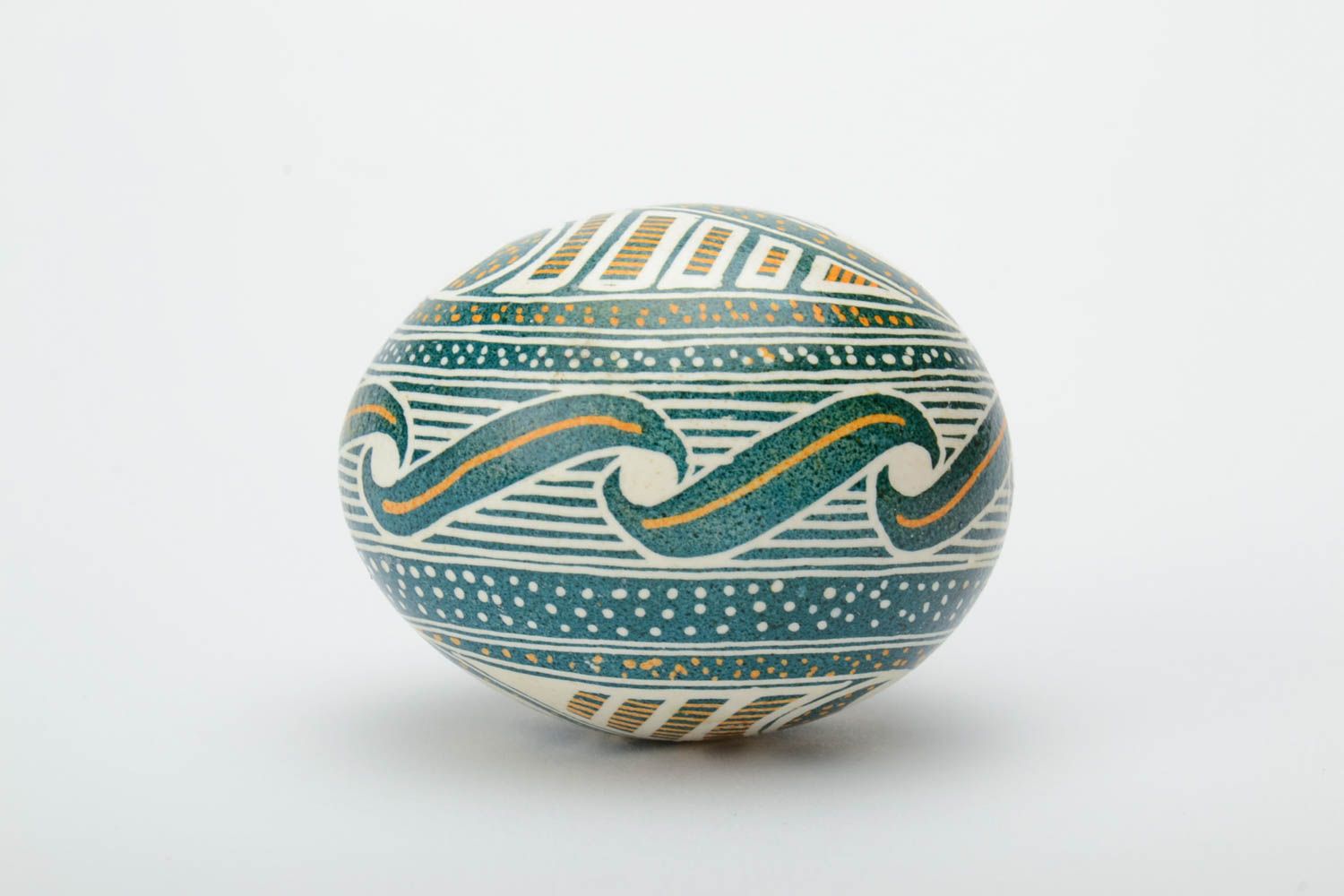 Handbemaltes dekoratives Osterei mit Muster i m ethnischen Stil in Grün foto 3