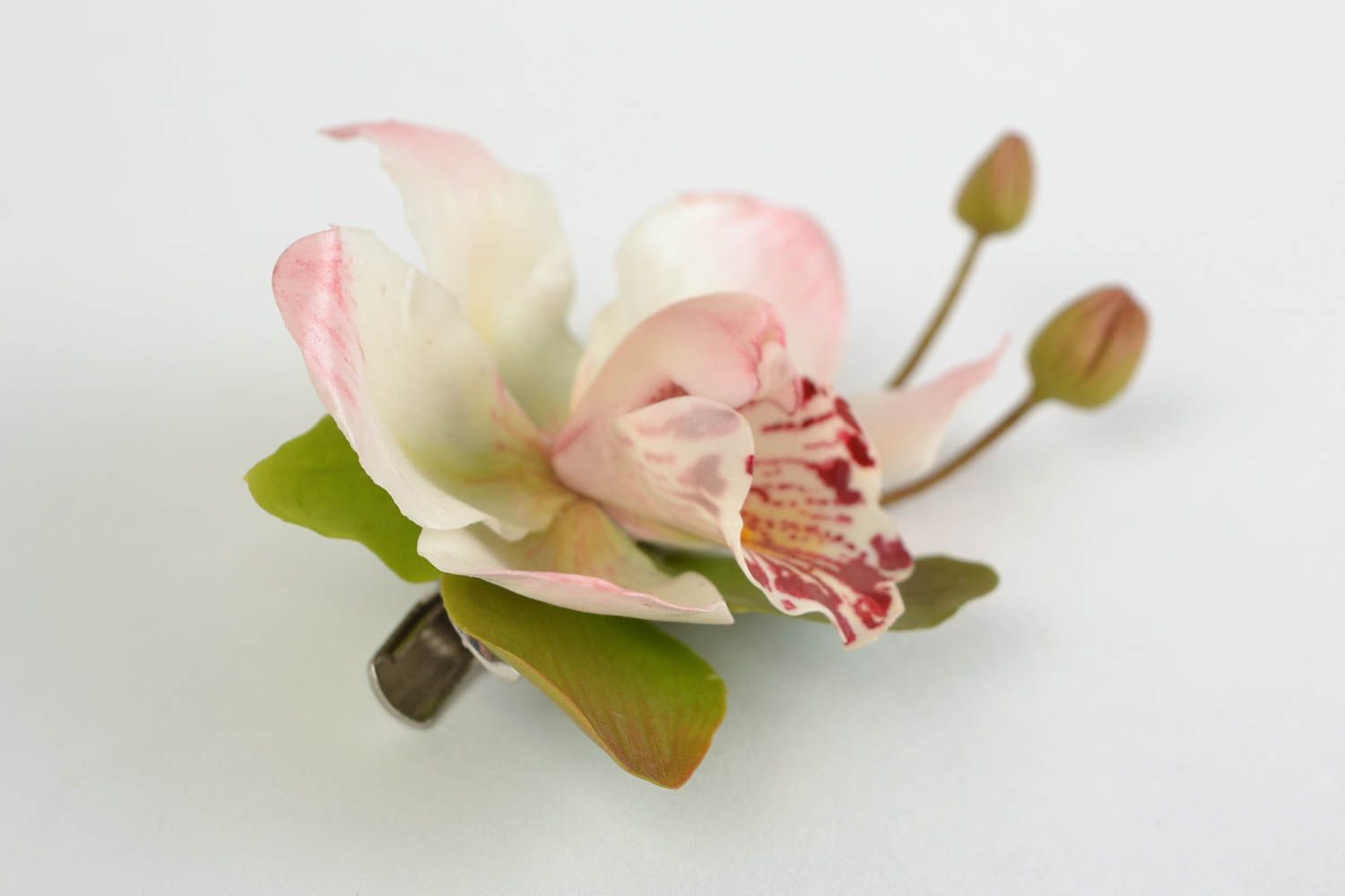 Цветочная заколка-брошь из холодного фарфора хэнд мэйд в виде орхидеи цимбидиум фото 4