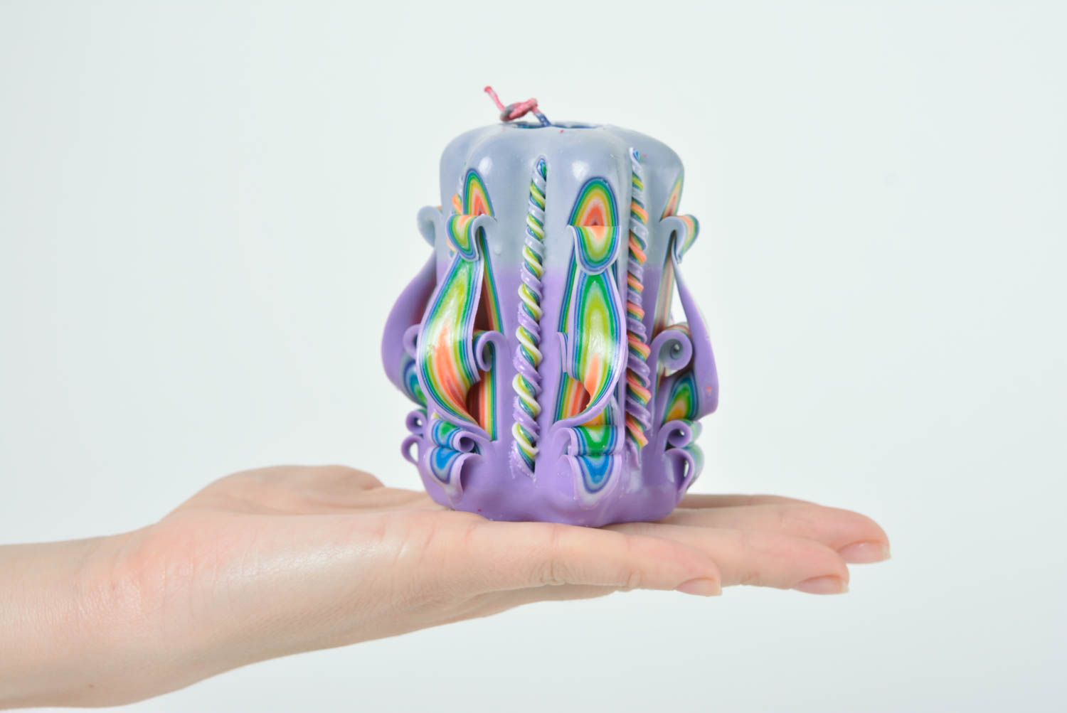 Geschnitzte lila Kerze aus Paraffin farbig originell künstlerische Handarbeit foto 4