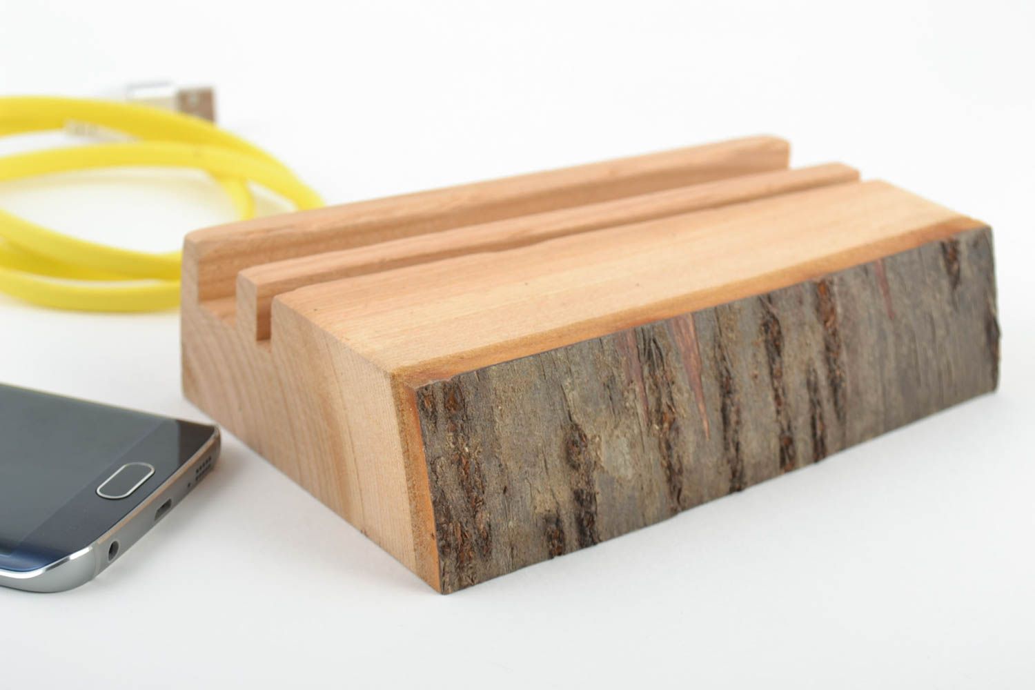 Sujetador para tablet ecológico de madera artesanal original pequeño bonito foto 1