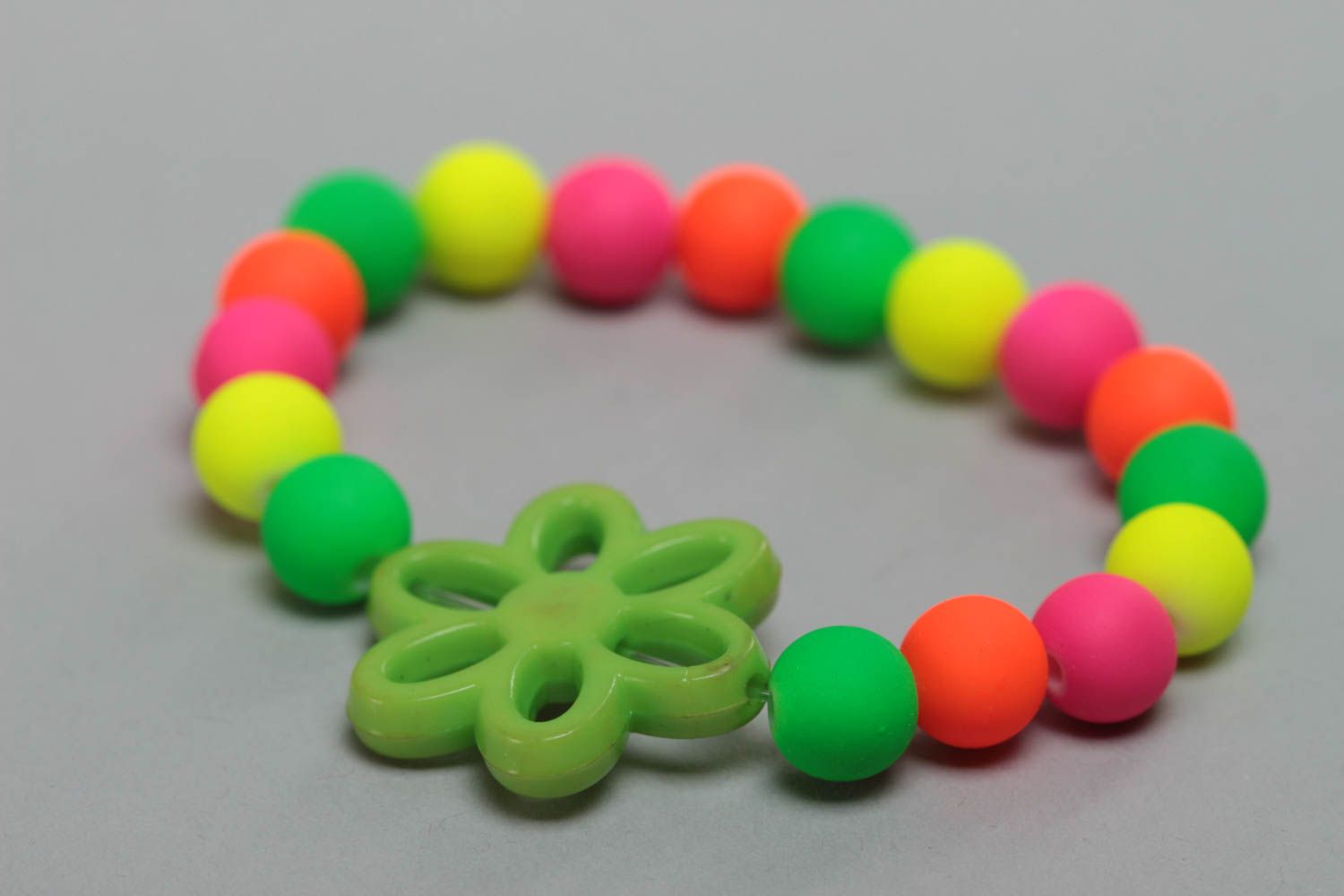 Small handmade children's bracelet with plastic beads bright colorful jewelry photo 3
