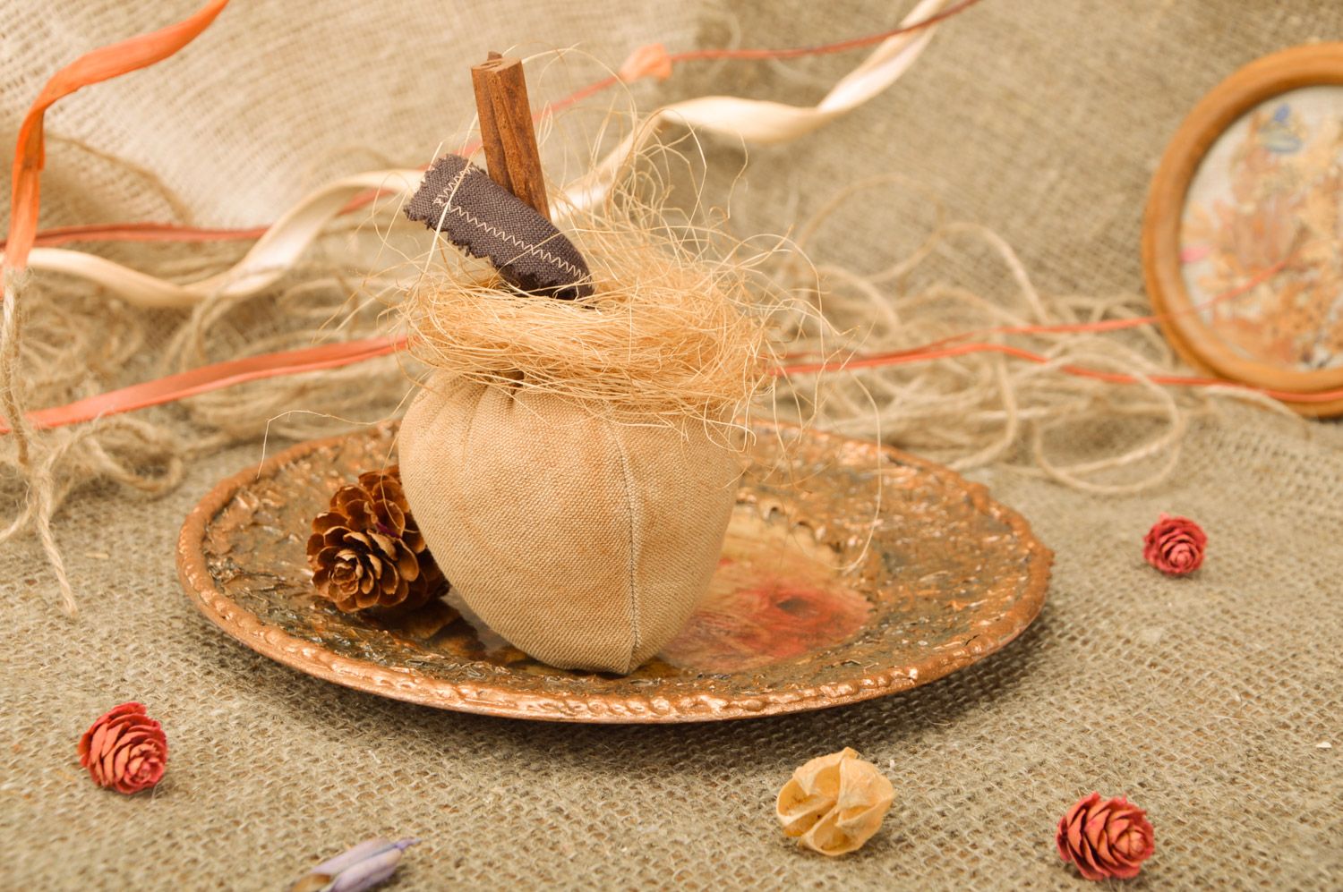 Juguete decorativo manzana de lino artesanal con rama de canela beige foto 1