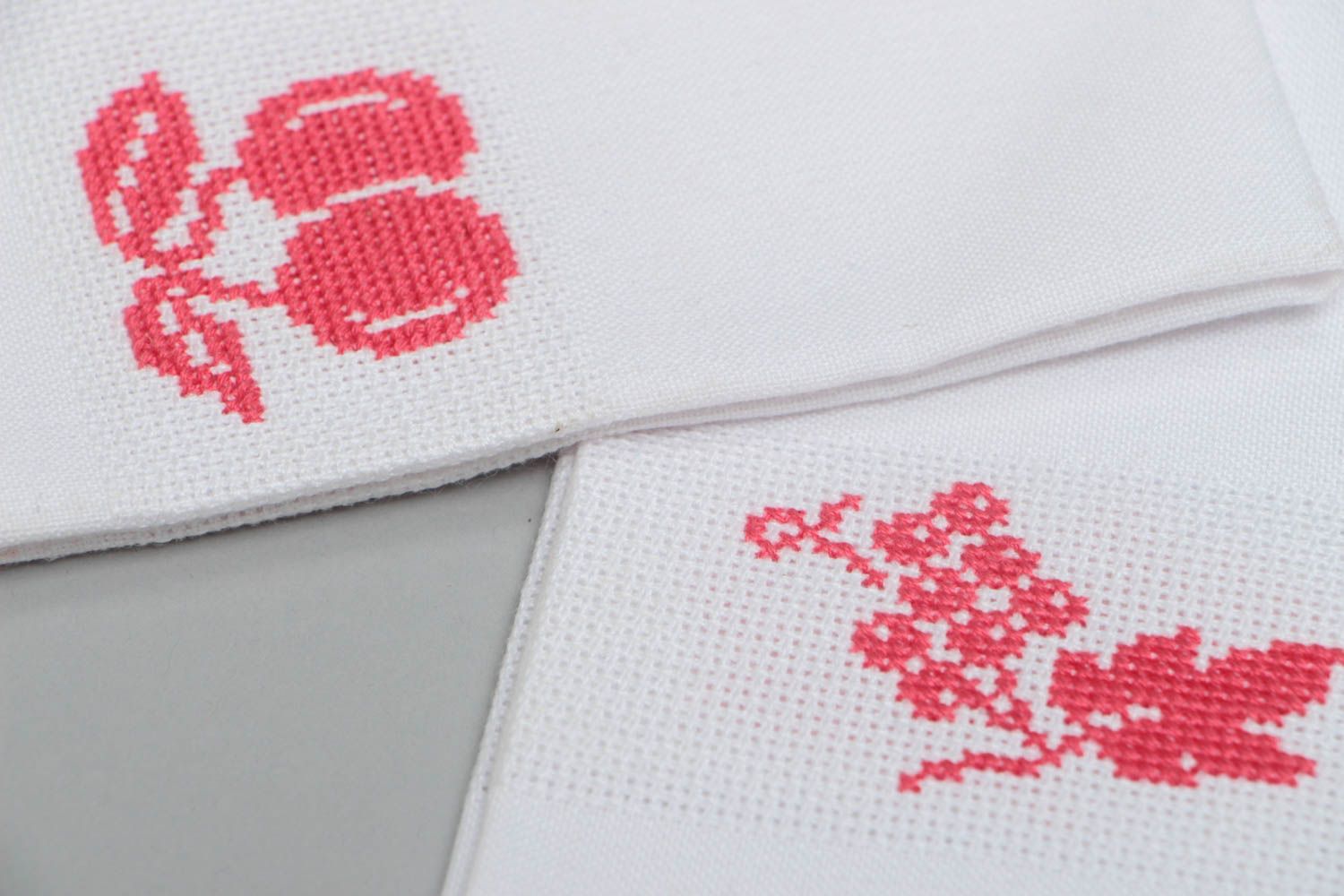 Deux serviettes de table brodées belles blanches motif rouge faites main Cerises photo 3