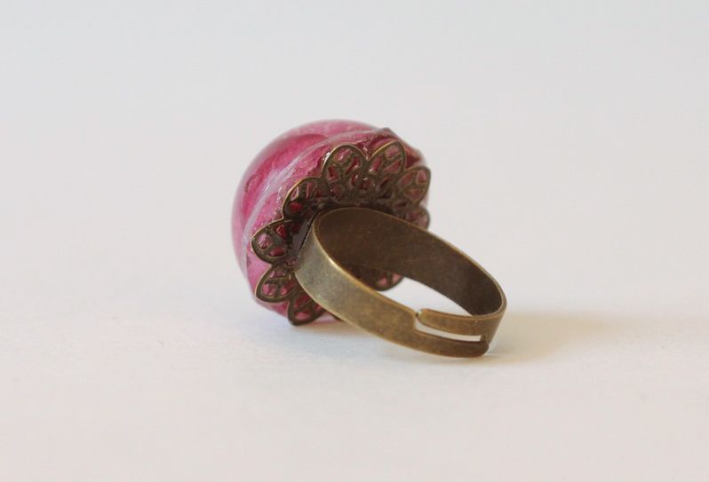 Anel de metal decorado com um botão de rosa natural solidificado em resina epóxi foto 2