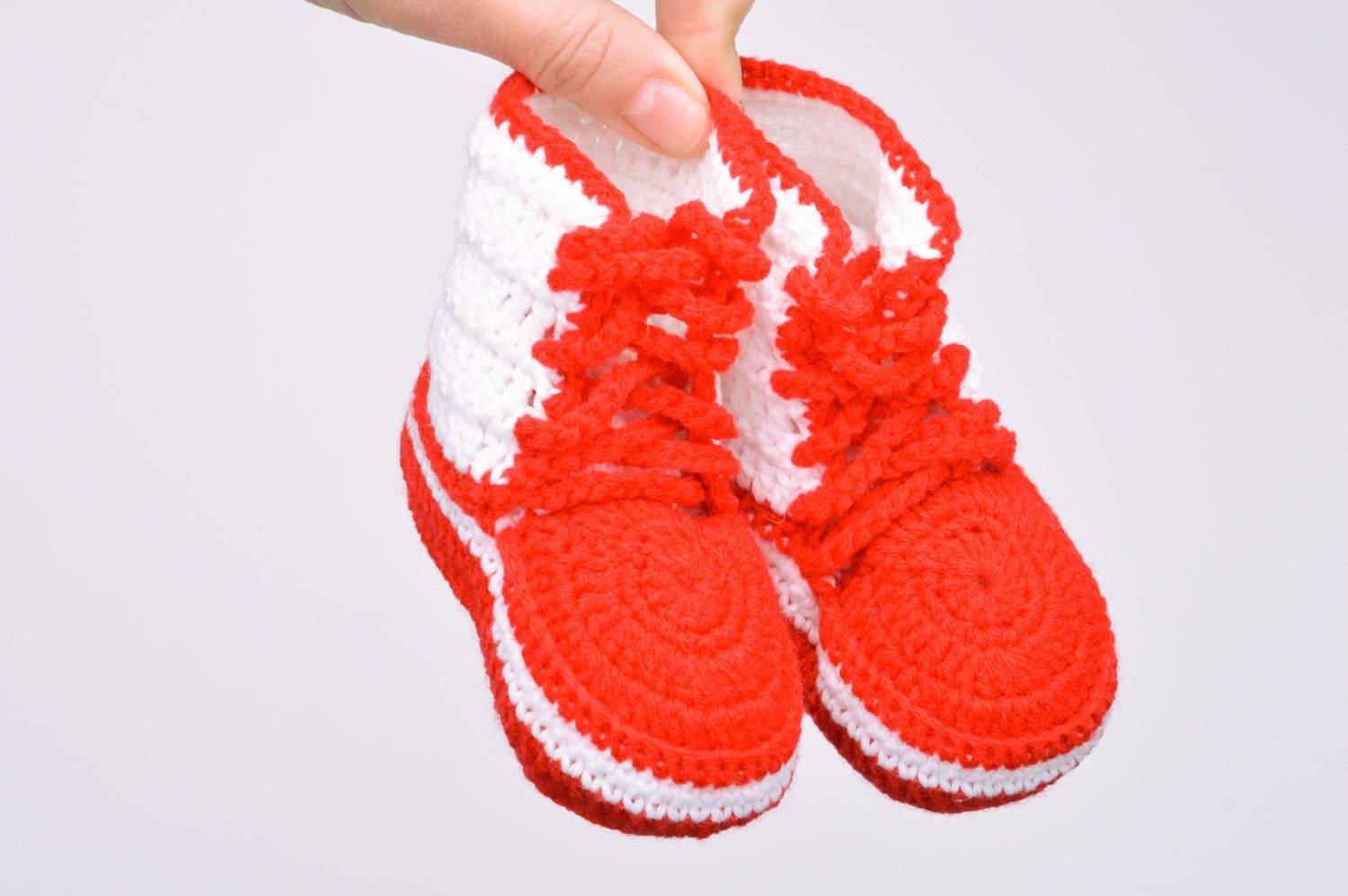 Handgemachte Babyschuhe gehäkelt klein rot und weiß mit Schnüren originell nett foto 3