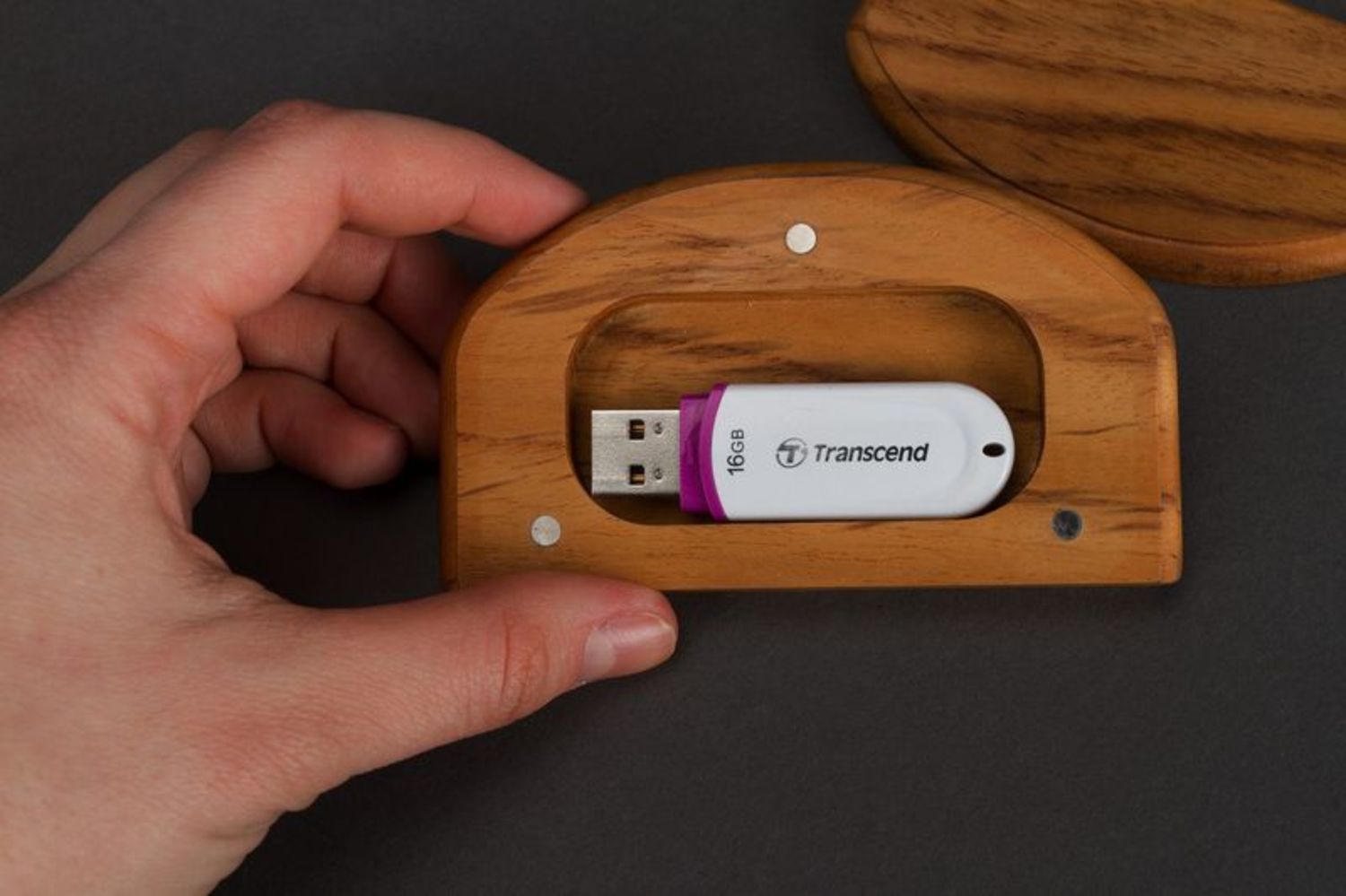 Custodia di legno fatta a mano Custodia per chiavetta USB Scatola per chiavetta foto 2
