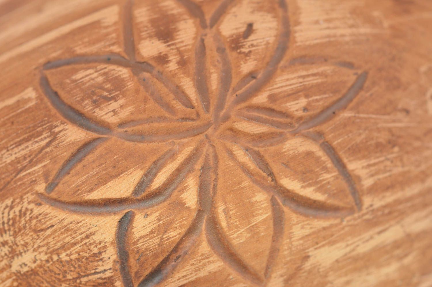 Théière avec couvercle en terre cuite faite main marron clair dessin de fleur photo 5