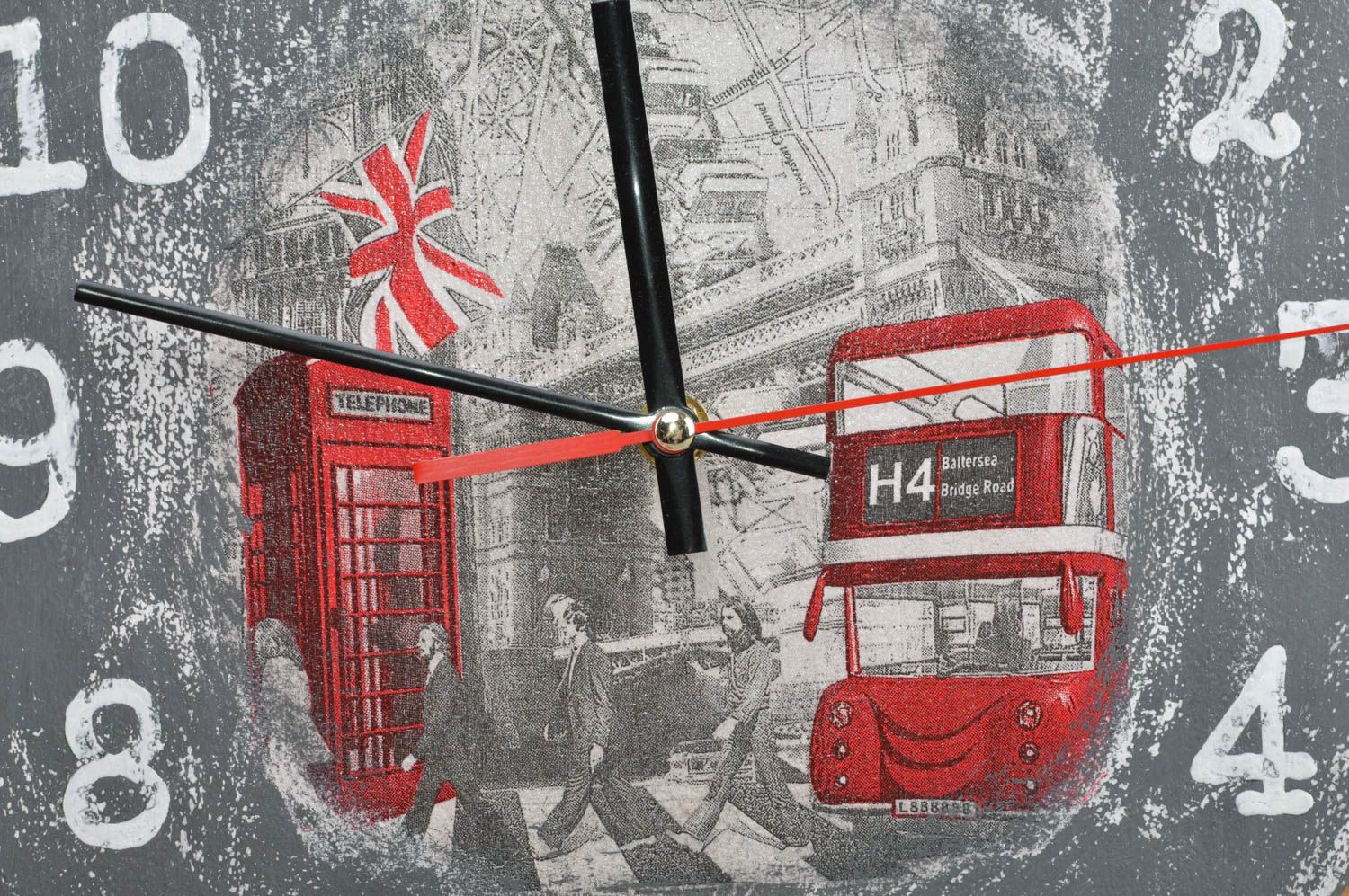 Schöne runde handgemachte Wanduhr aus Spanplatte Decoupage Technik London foto 2