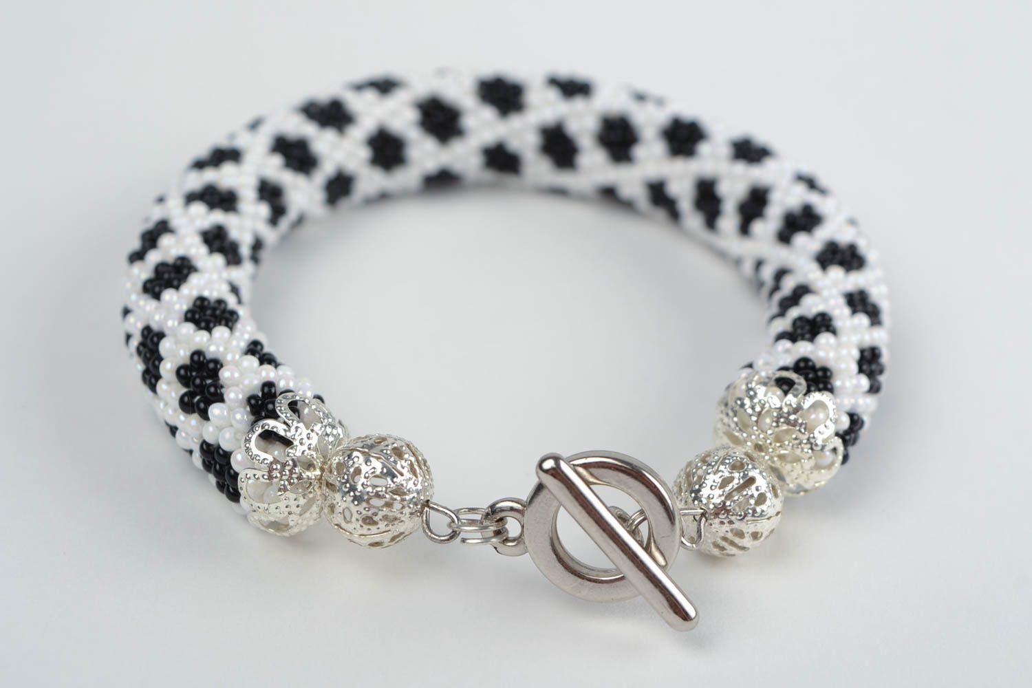 Bracelet spirale en perles de rocaille fait main au crochet blanc-noir à pois photo 5
