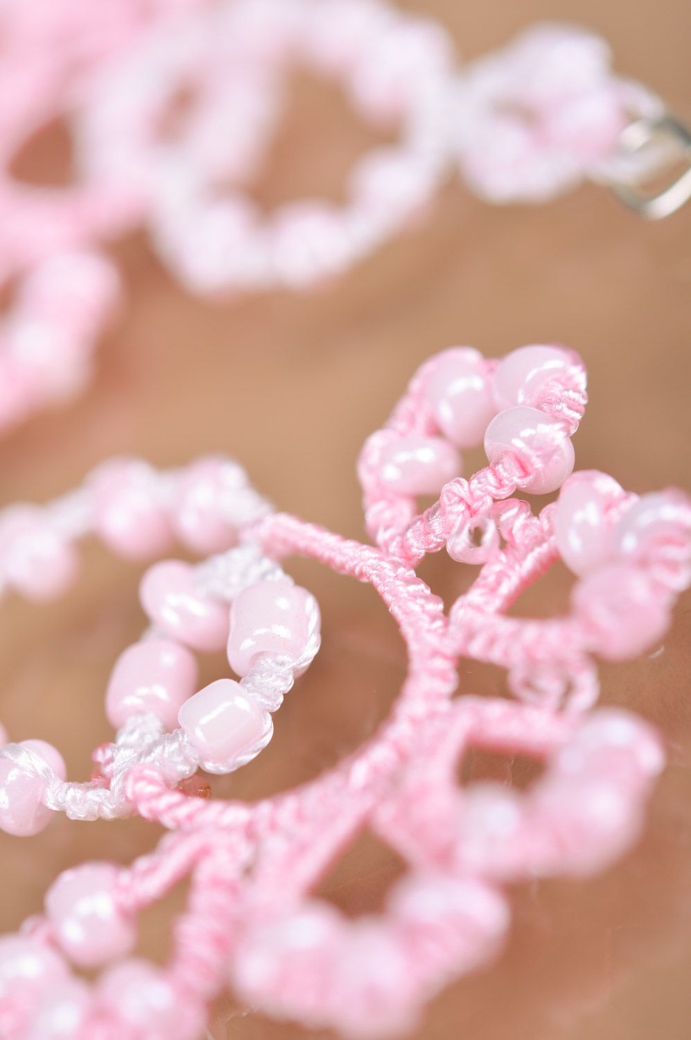 Gehäkelte rosa Spitzen Ohrringe aus Fäden mit Glasperlen in Occhi Technik Handarbeit  foto 5