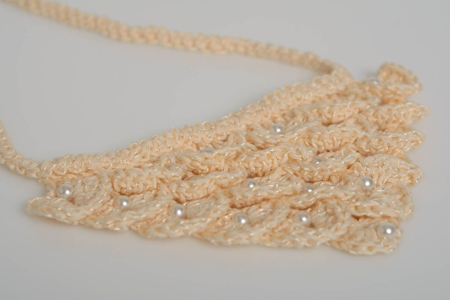 Joli collier tricoté en fils acryliques avec perles fausses beige fait main photo 3