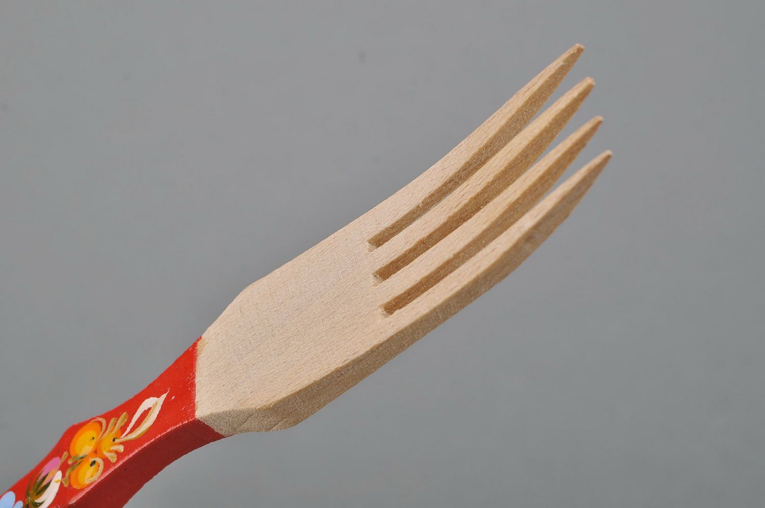 Fourchette en bois avec manche rouge photo 3
