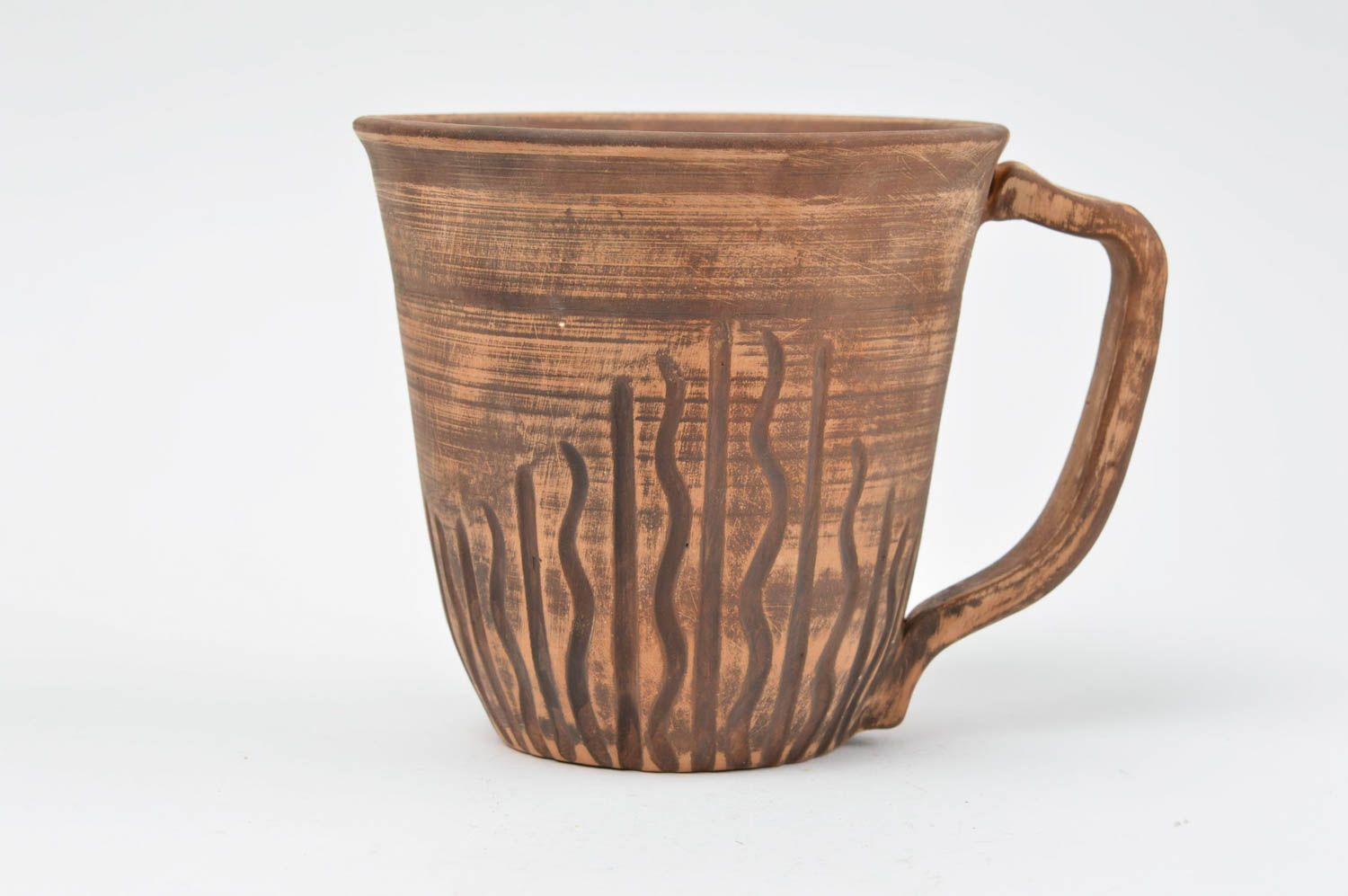 Tasse en céramique brune rayée originale spacieuse faite main cadeau agréable photo 2