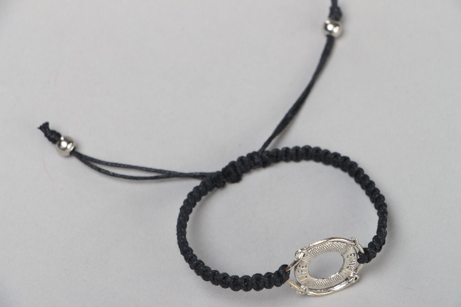 Handmade schwarzes geflochtenes Armband aus Schnur mit Anhänger in Marine-Stil  foto 2