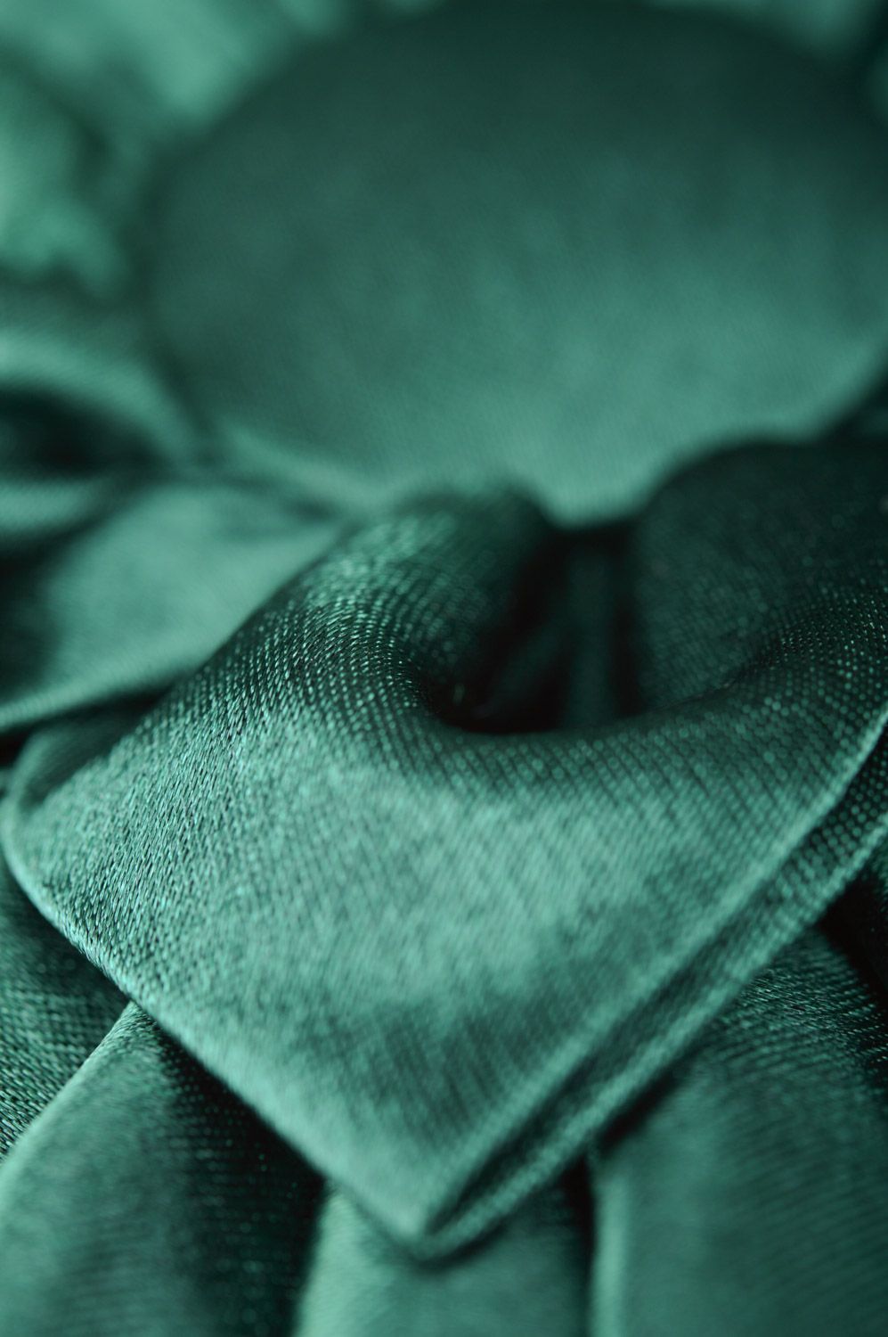 Диванная подушка из креп-сатина ручной работы круглая изумрудного цвета авторская фото 3