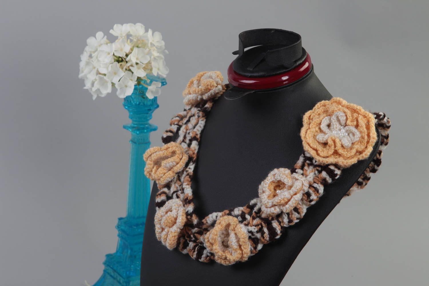 Collier fleurs Bijou fait main beige tricoté au crochet Cadeau pour femme photo 1