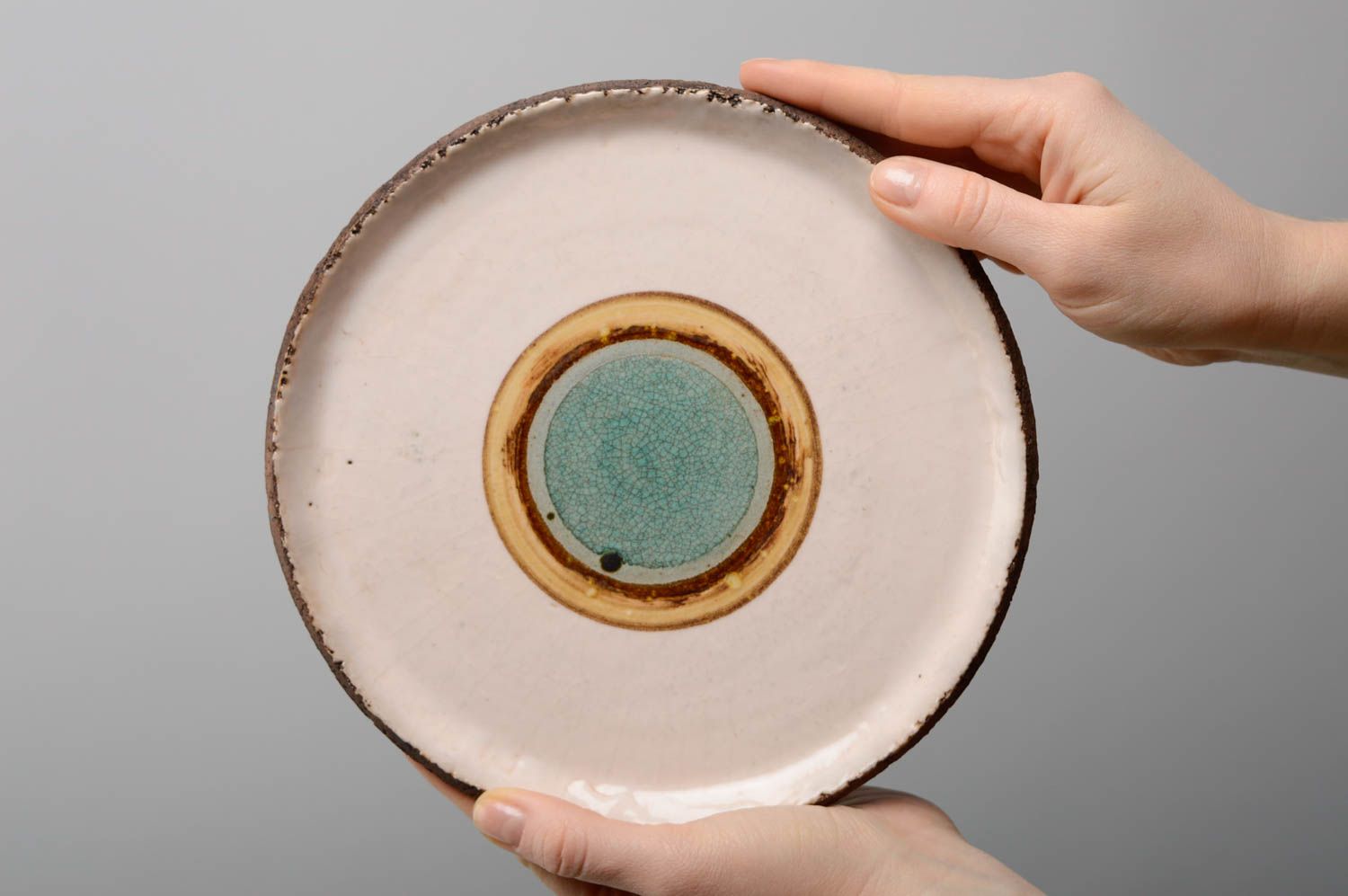 Керамическая тарелка из шамотной глины плоская фото 4